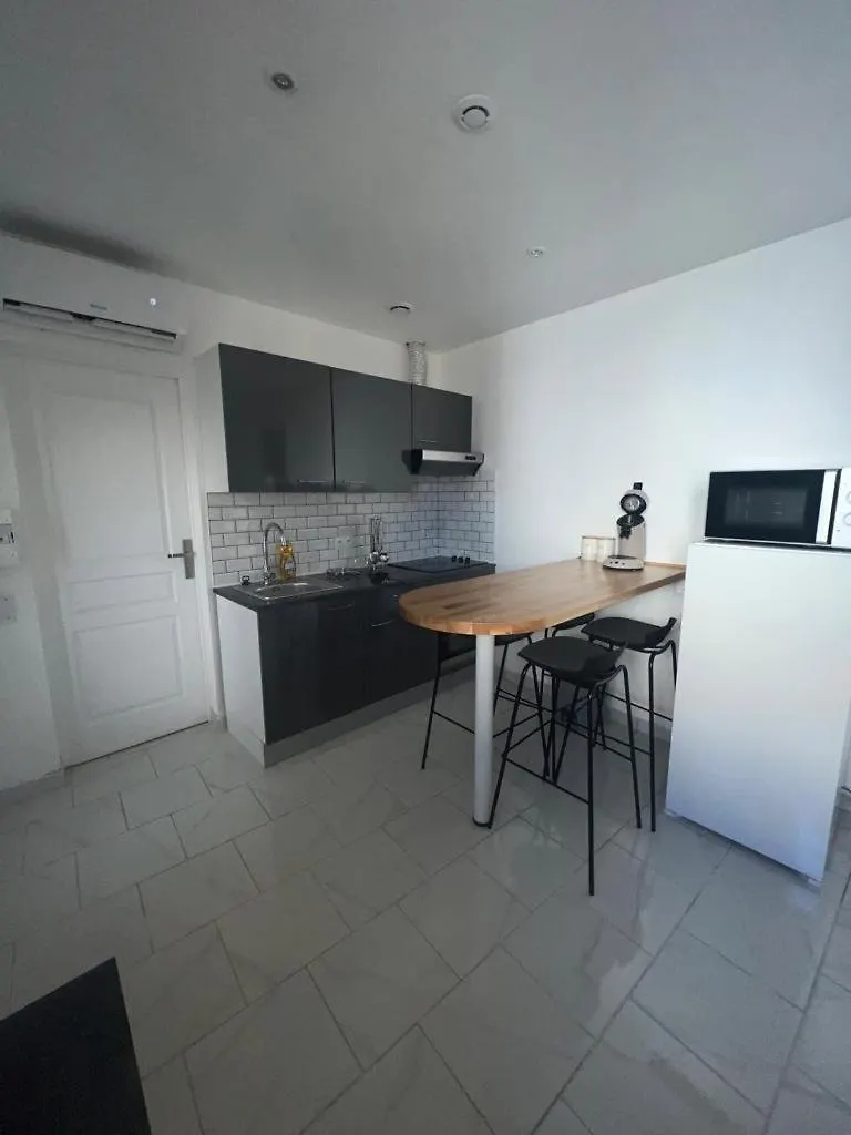 Maisonnette Avec Jardin Piscine Non Accessible Marseille 0*,  France